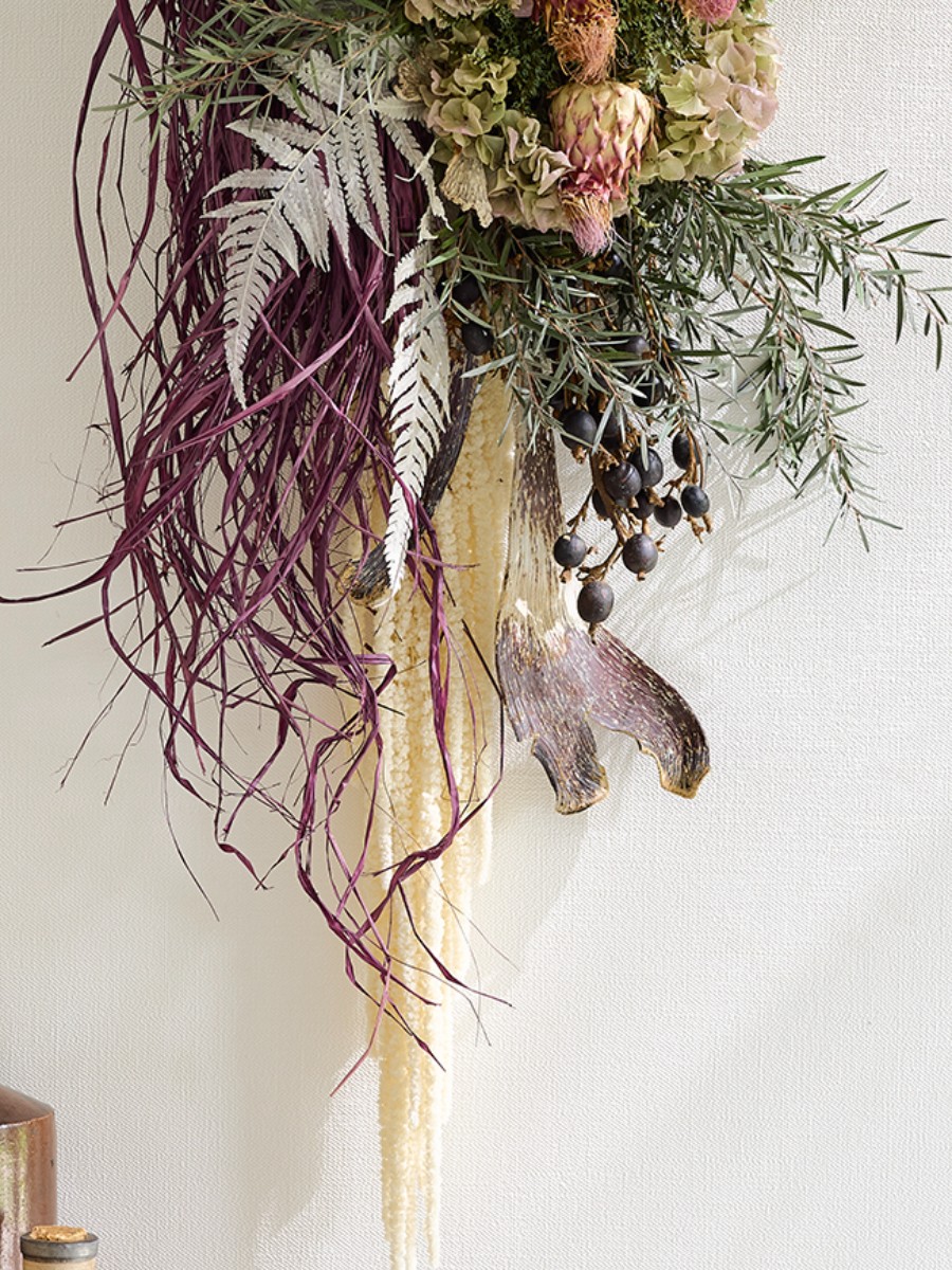 カラーラフィアのモードスワッグ たっぷりのラフィアでスワッグをおしゃれにセンスアップ。
パープルのマダガスカルラフィアは70g（1束）使用しています。 はなどんや投稿