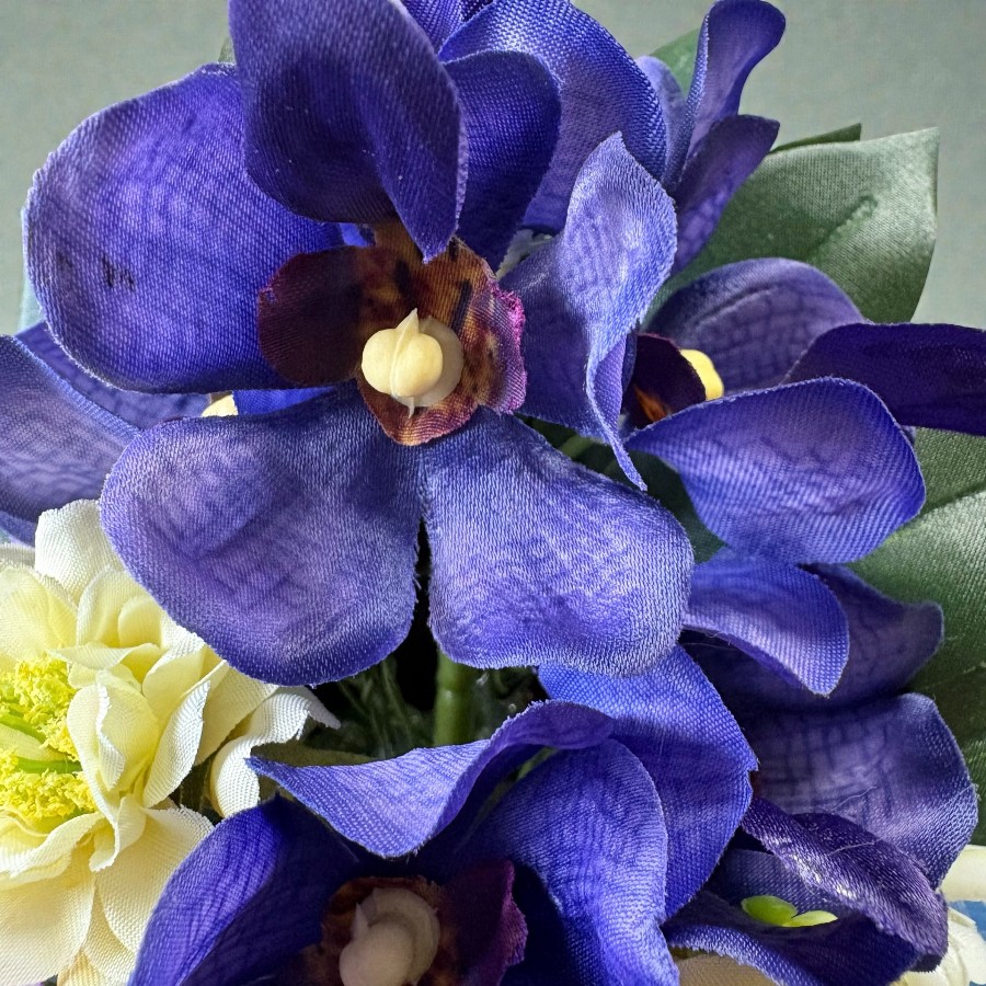 紫オーキッドと小菊の仏花 〜想いをやさしく彩る供花〜｜Fla-co