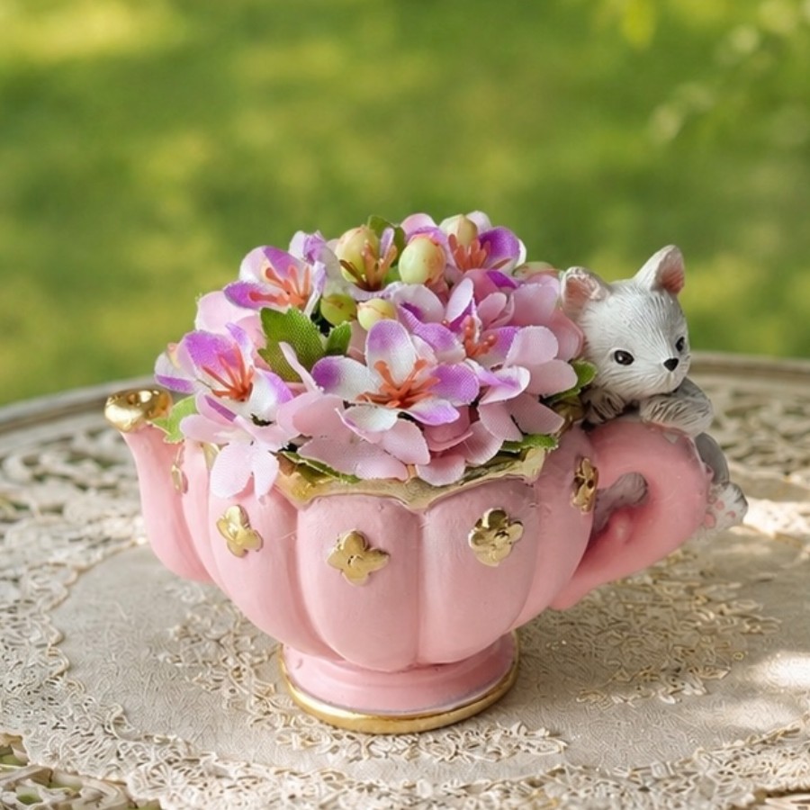 猫とお花のアンティークティーポット｜ヨーロッパ古城風ミニフラワーアレンジ（造花）