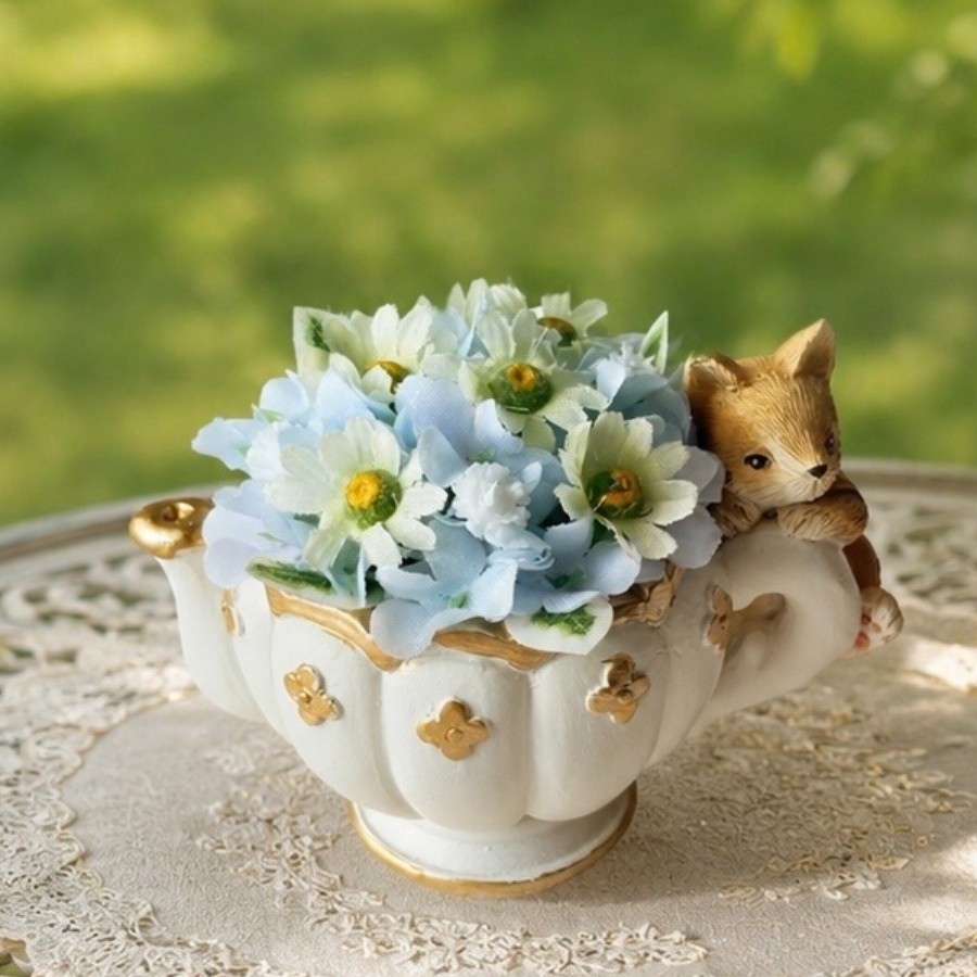 猫とお花のアンティークティーポット｜ヨーロッパ古城風ミニフラワーアレンジ（造花）