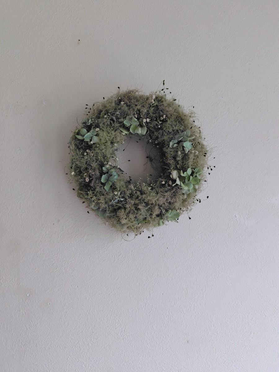 梅雨空が似合うスモークツリーのリース