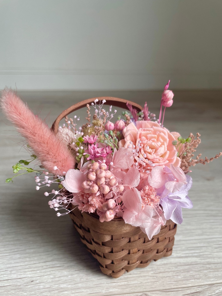 ピンクのお花のカゴアレンジ