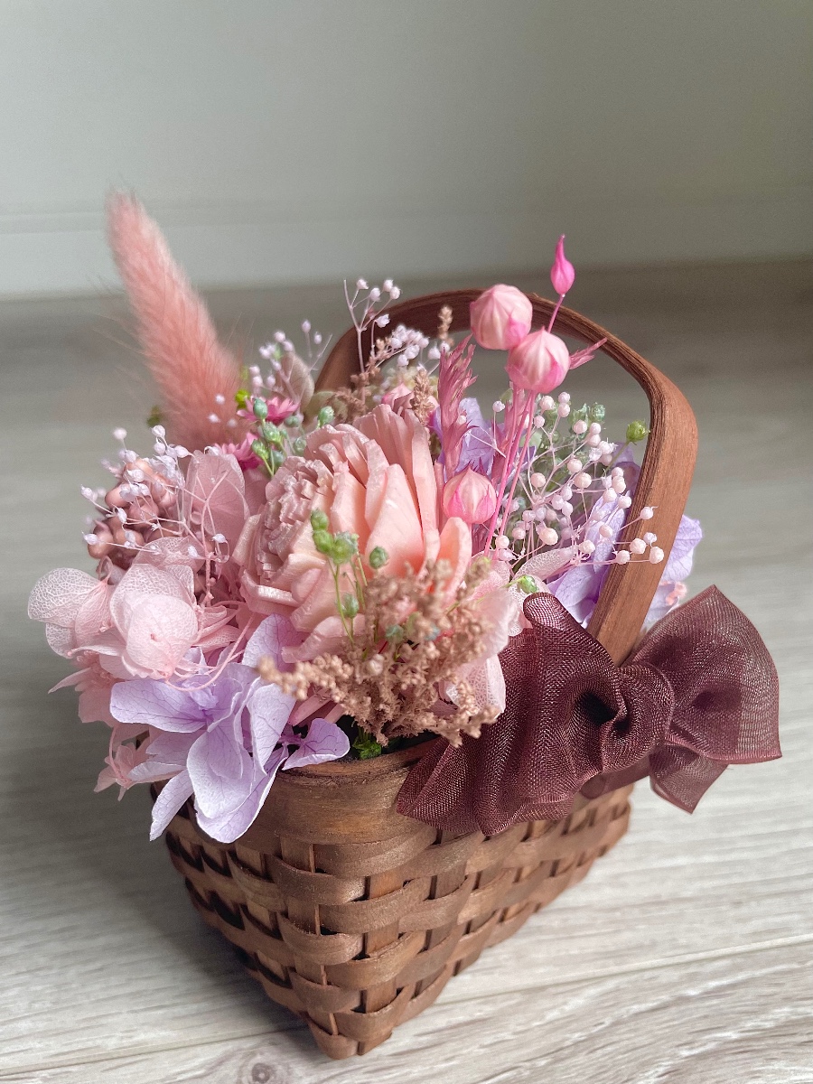 ピンクのお花のカゴアレンジ