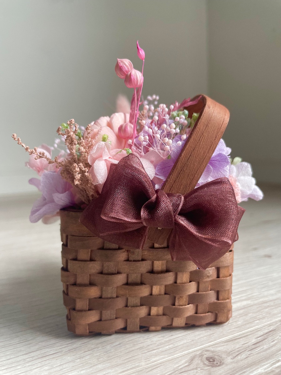 ピンクのお花のカゴアレンジ