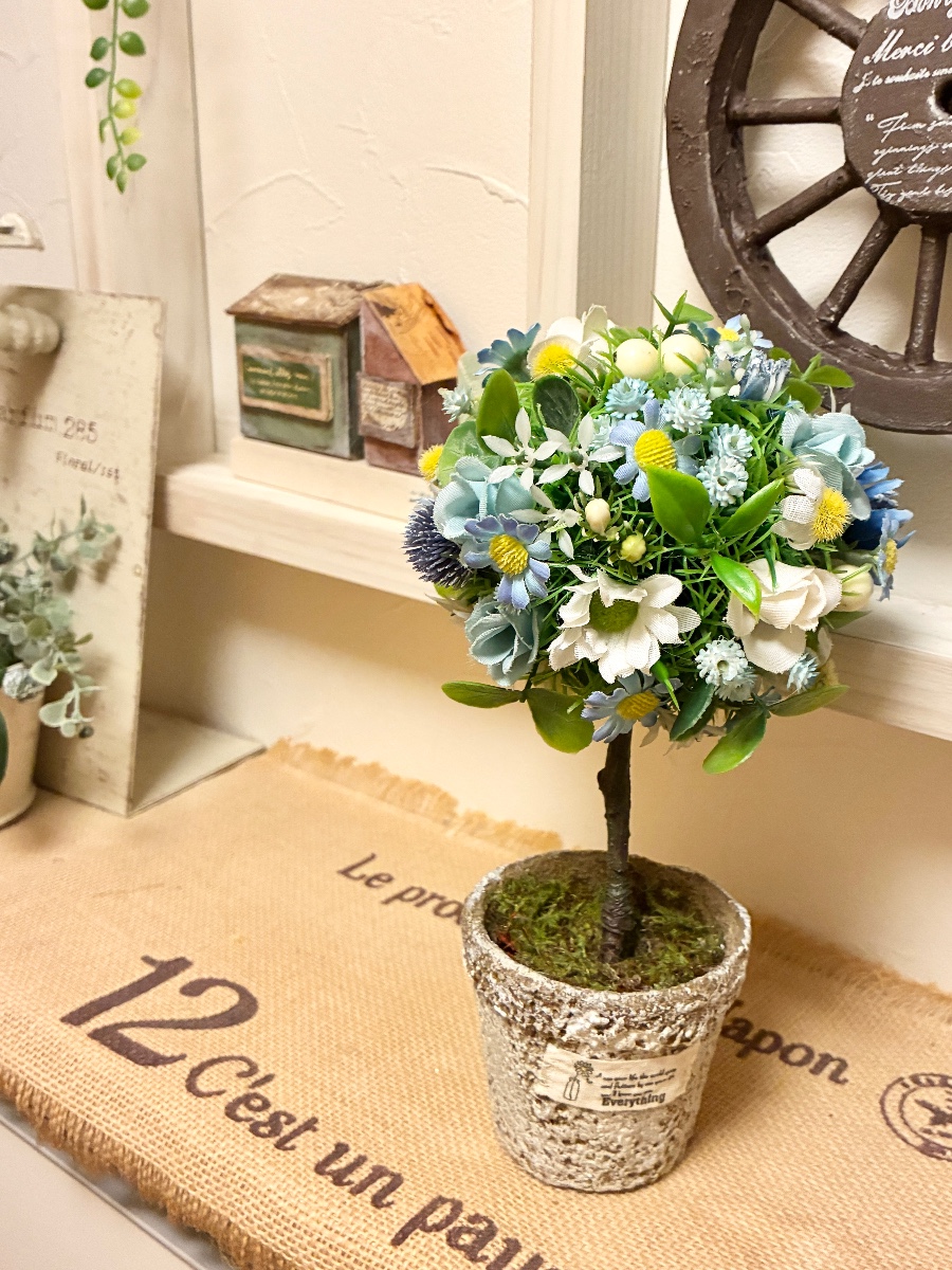 爽やかなブルー×ホワイト小花のトピアリー