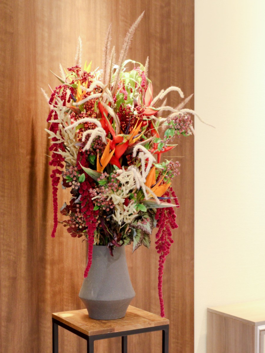 生花と造花のハイブリッドデザイン　ロングステムを使用したデザイン