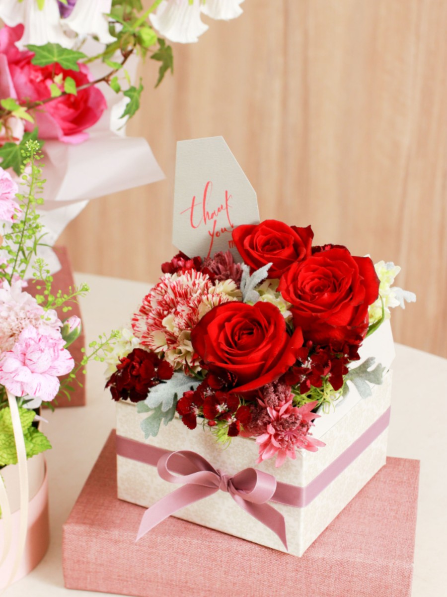 生花と造花のハイブリッドデザイン　母の日のギフトボックスのアイデア