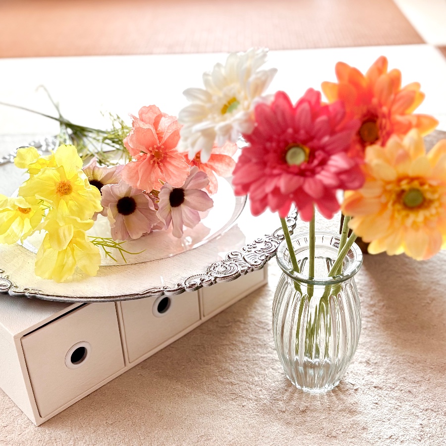 小さな花瓶と秋の花
