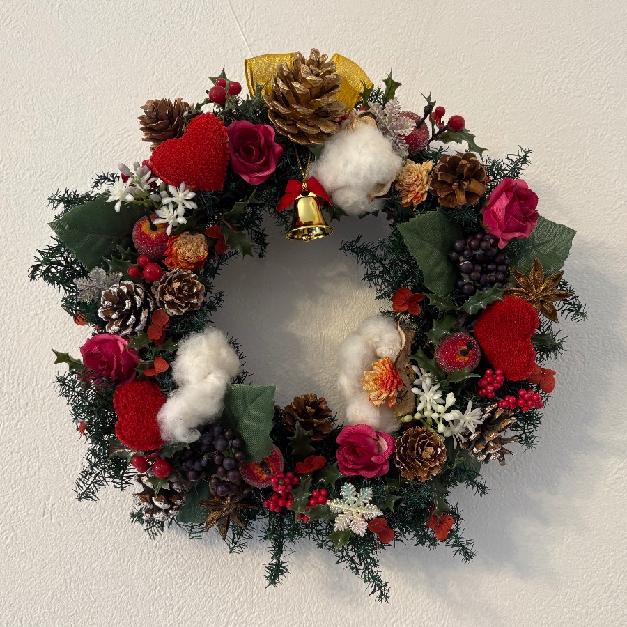 ヒムロスギと赤い果実のクリスマスリース