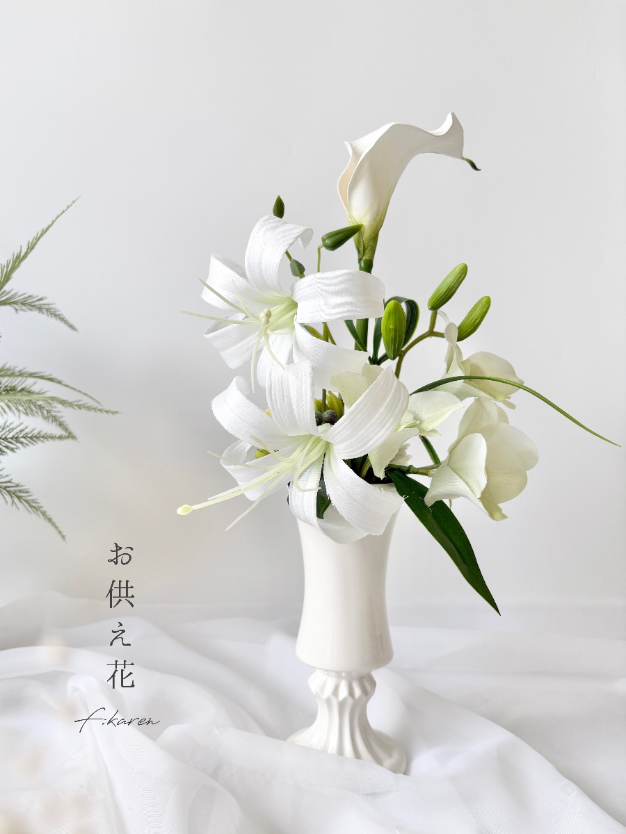 凛と咲くリリーのお供え花