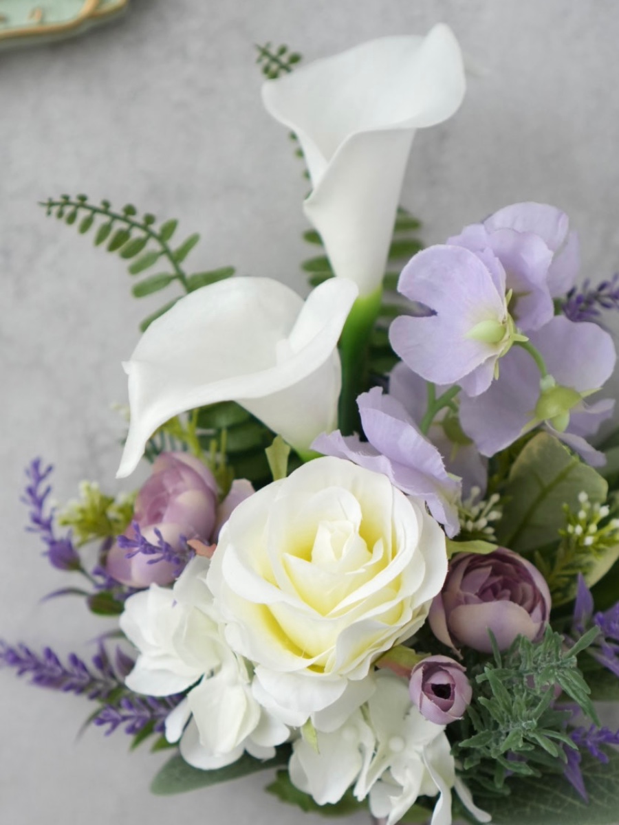 ナチュラルな洋風仏花 菊を使わない洋風の仏花。
カラーとバラでお作りしました。
ナチュラルな雰囲気で優しく寄り添います satokomu