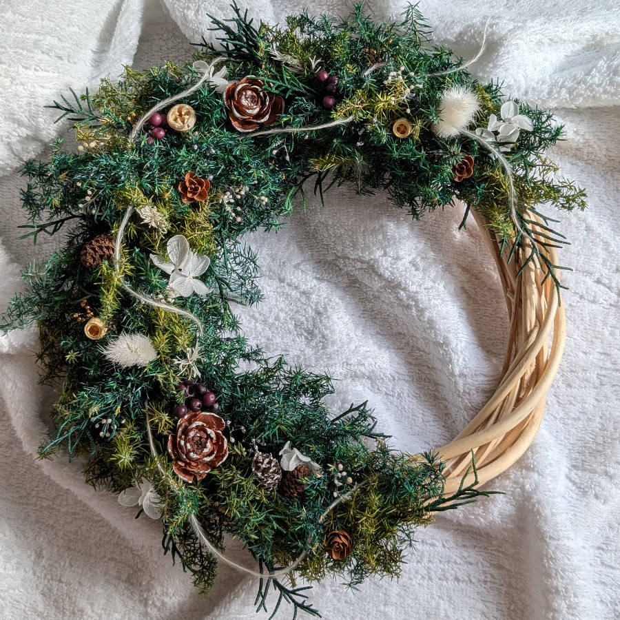 木の実とグリーンのクリスマスリース