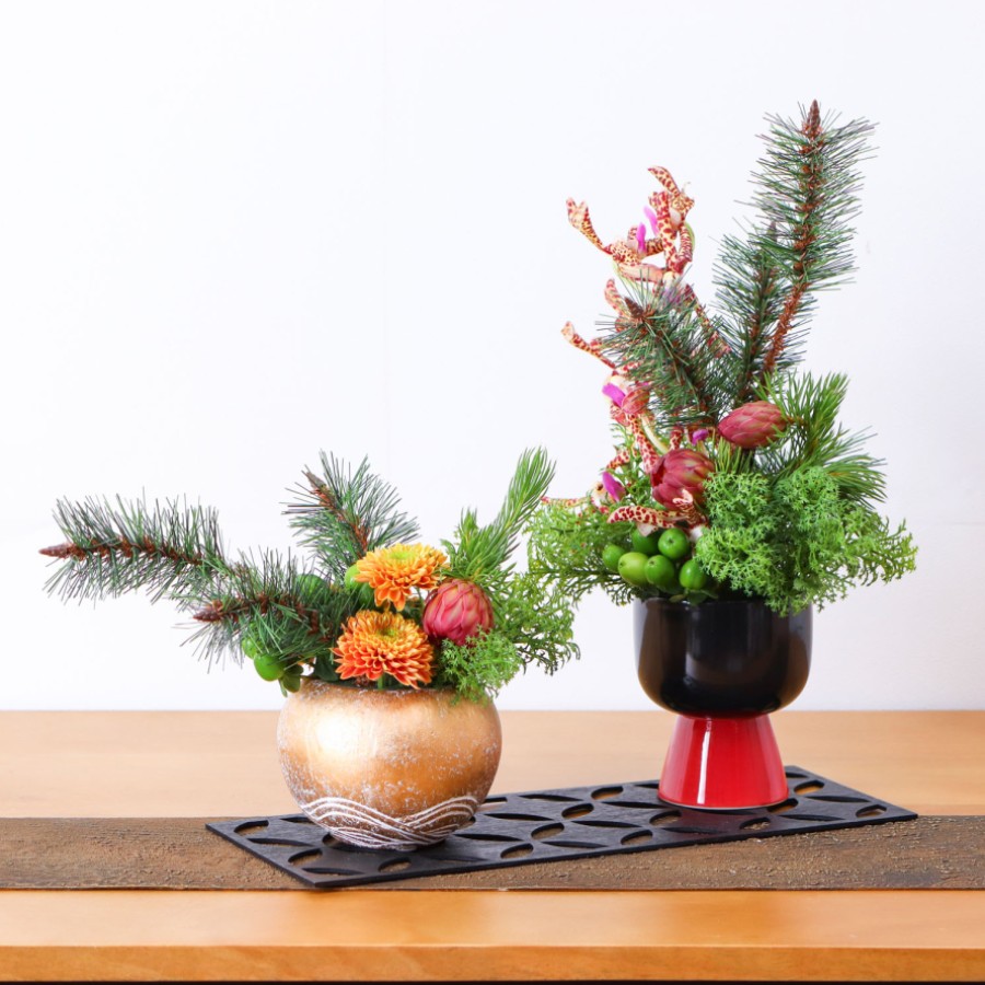 生花と造花のハイブリッドデザイン　松で予め作ったベースに花を加えるアイデア