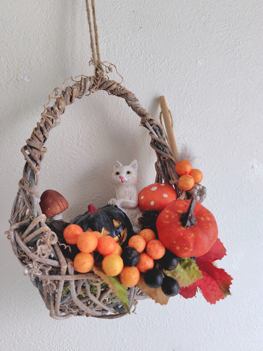 白猫とオレンジの実のハロウィンアレンジ たまご型の花器にアレンジした、秋の実り溢れるハロウィンの風景です。
 花雑貨 Mes favoris
