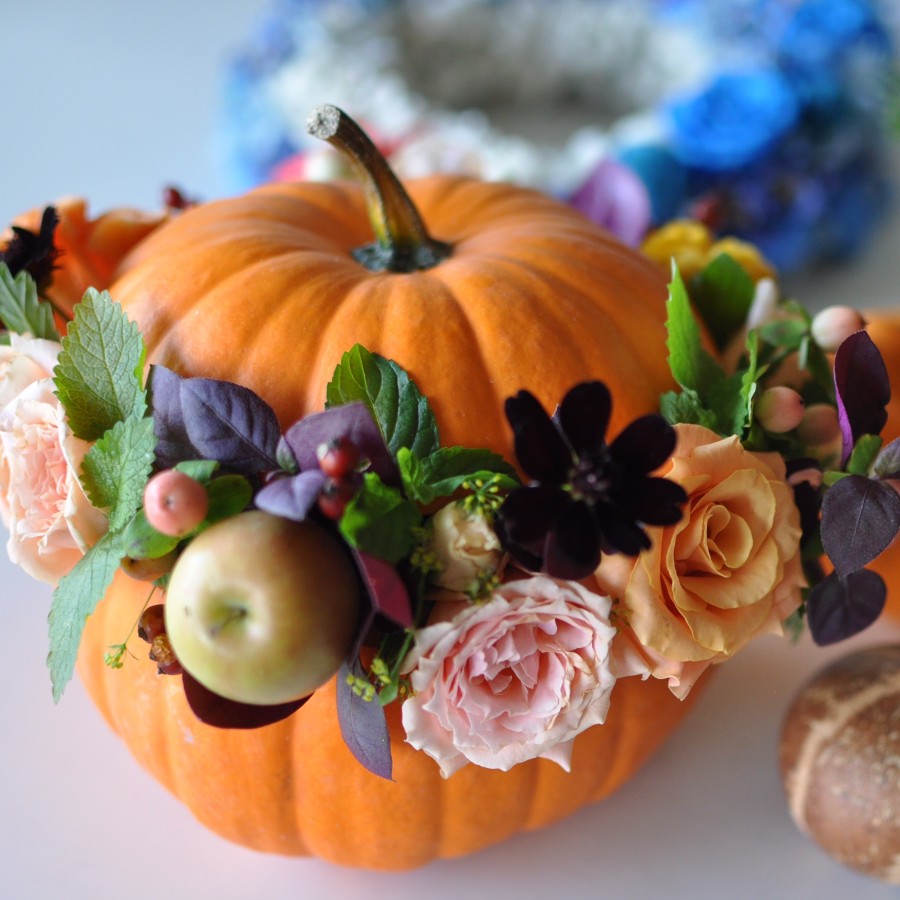 カボチャのディスプレイアレンジメント 大きなカボチャと小さなカボチャを使ったハロウィンアレンジメントです♪
お花を活けてあるカボチャは中身を切りぬき、防水セロファンを敷き、フォームをセットしました。
セットしたフォームにワイヤーや串で固定 はなさか兄さん
