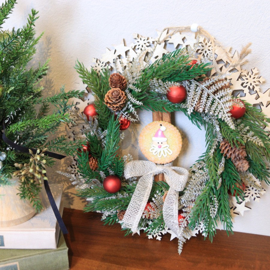 遊び心たっぷりのクリスマスリース