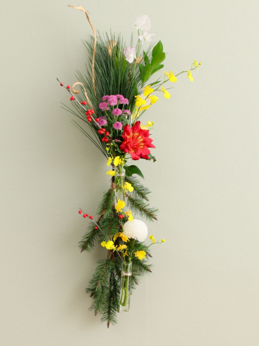 生花と造花のハイブリッドデザイン　ガラスチューブの迎春の一輪挿しのアイデア
