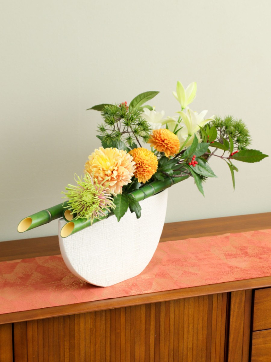 生花と造花のハイブリッドデザイン　フェイクの竹を使った迎春のデザイン