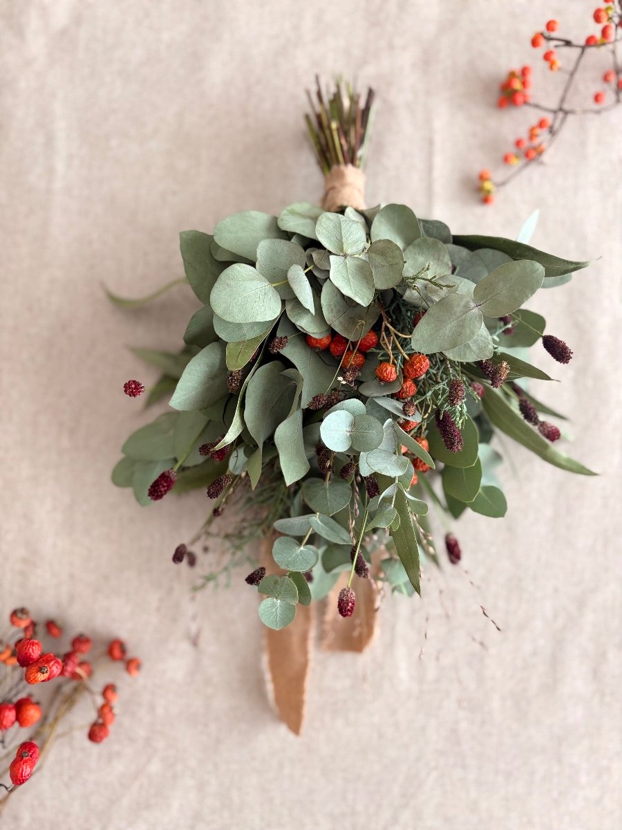 ワレモコウとばらの実のスワッグ ローズヒップや鈴バラ、ワレモコウをユーカリと軽やかに束ねました
ユーカリは丸葉と細長い葉、ちらりとブルーアイスをのぞかせて、グリーンの形の違いも楽しいです。
はなどんやさんでは、ローズヒップや鈴ばらを お花の教室CafeRose