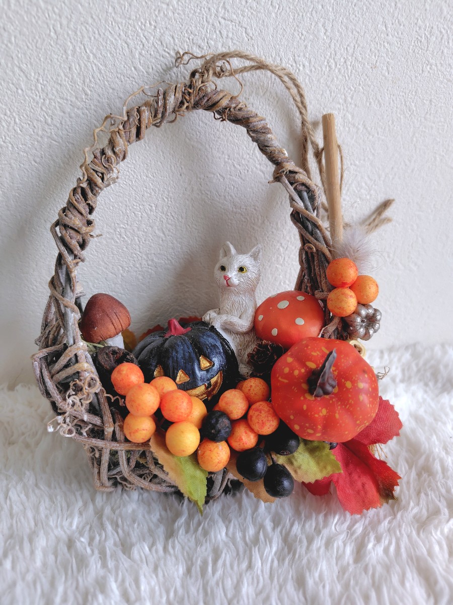 白猫とオレンジの実のハロウィンアレンジ たまご型の花器にアレンジした、秋の実り溢れるハロウィンの風景です。
 花雑貨 Mes favoris
