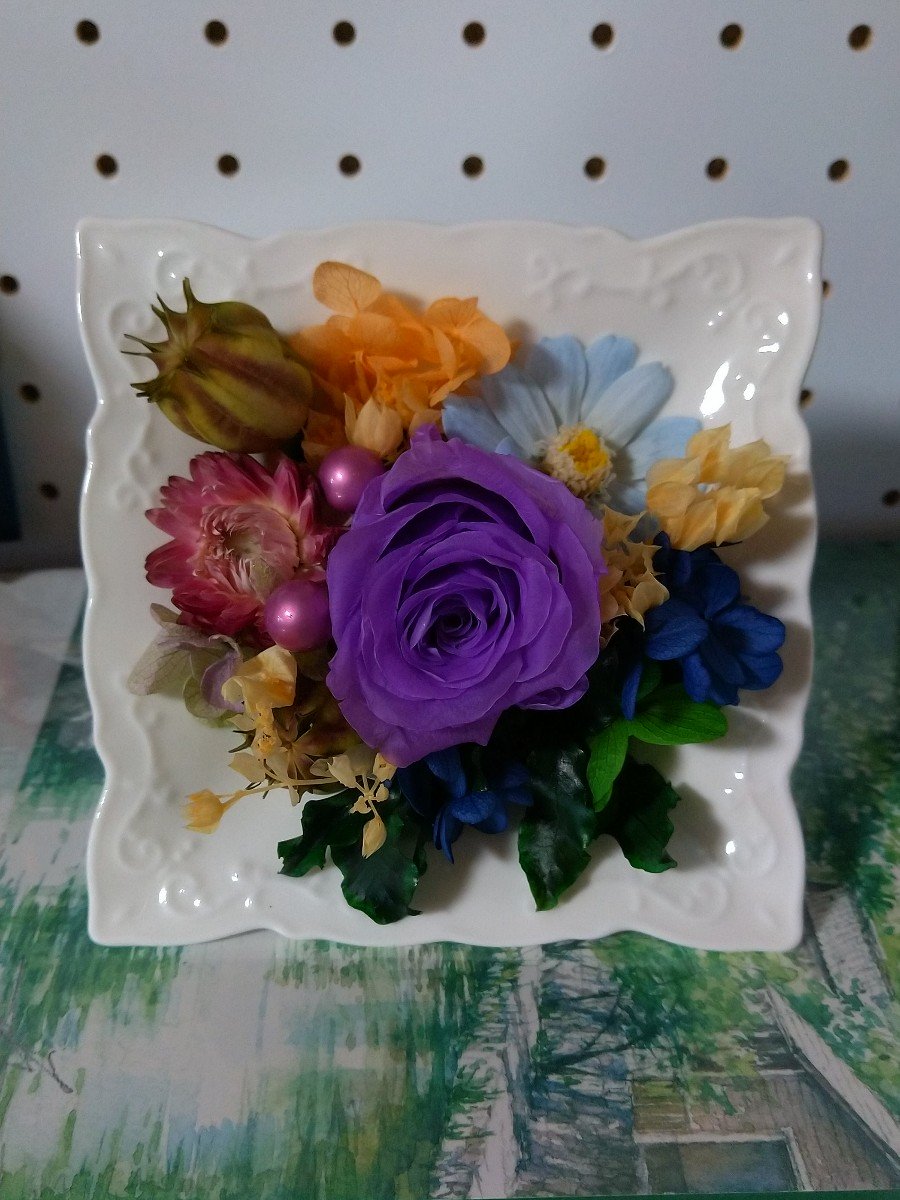 パープル パープルの薔薇を中心に色とりどりの花を配置。 いーちゃん