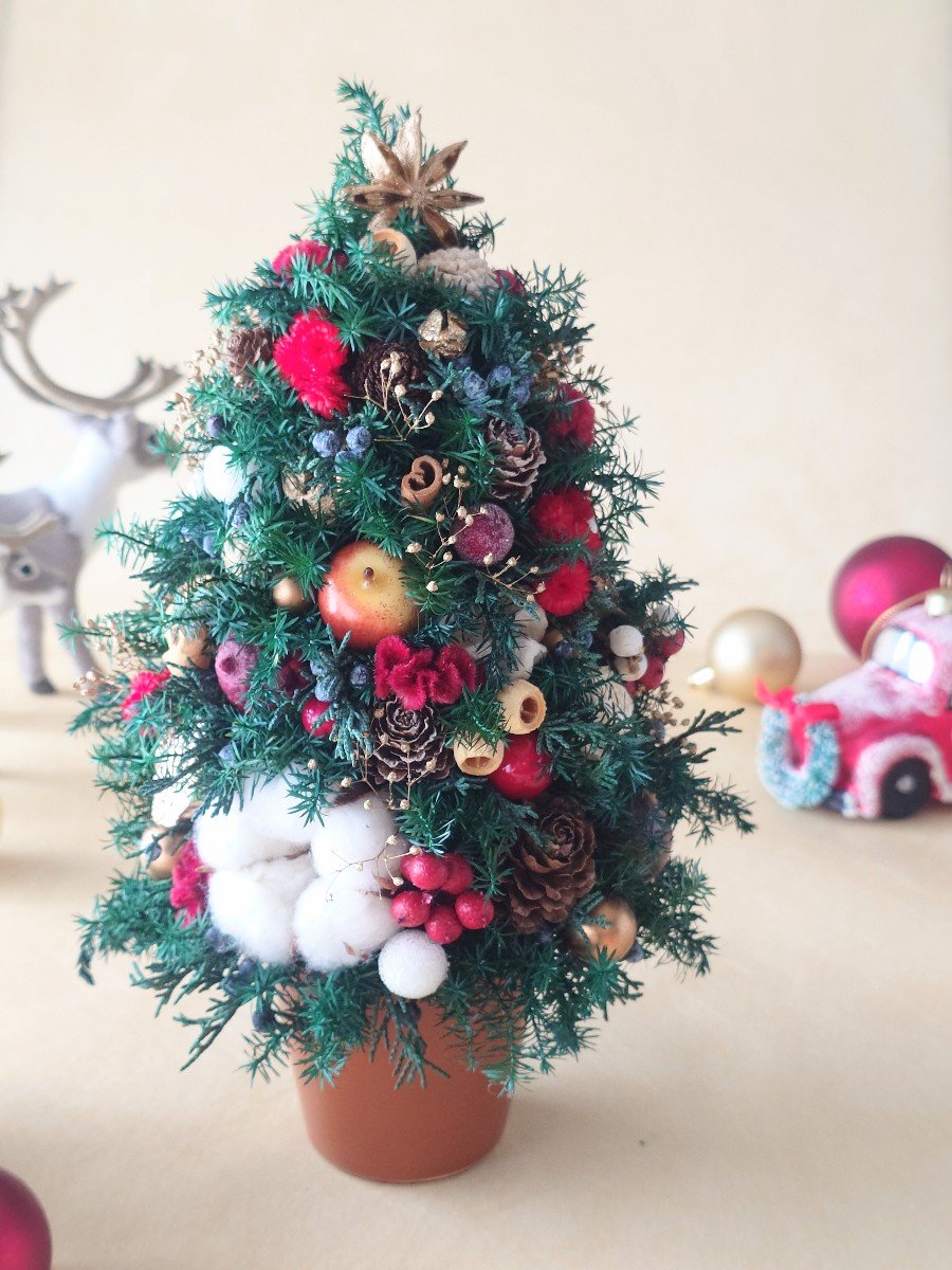 クリスマスツリー たくさんの実とヒムロスギ 色々な種類の実と小花、ヒムロスギをつかった
コンパクトだけど華やかなツリー 花と
