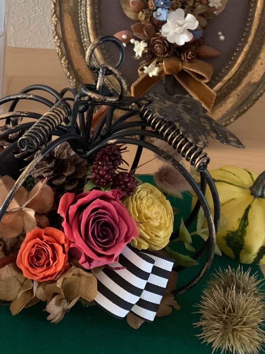 ワイヤーかぼちゃのの花器にハロウィンアレンジ アンティークカラーの紫陽花に鮮やかな薔薇をアレンジしました Atelier Pensee〜アトリエパンセ〜