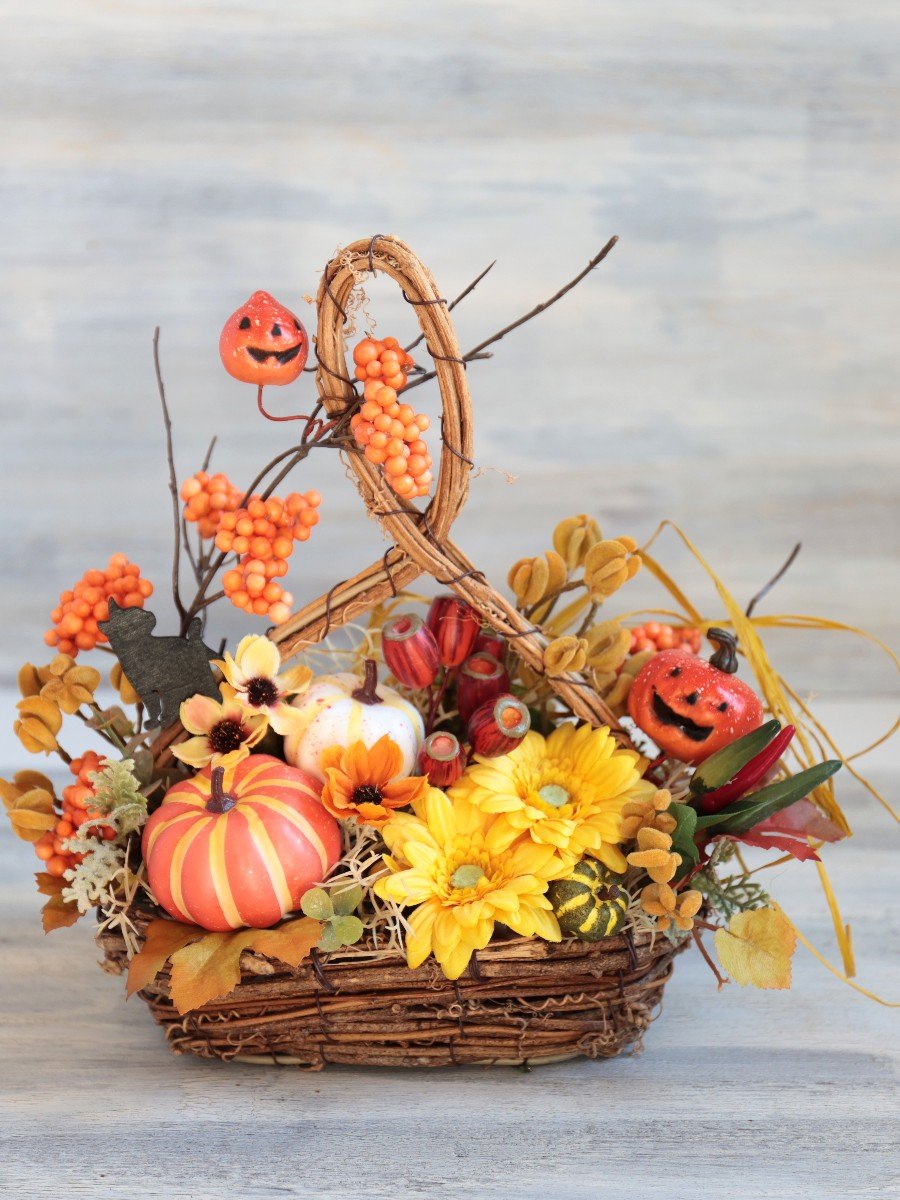 ハロウィンガーデン～ジャックオーランタンと黒猫の収穫バスケット 収穫祭の楽しさが伝わる賑やかなバスケットアレンジです。ジャックオーランタンと黒猫をあしらうと一気にハロウィンモードに。 はなごま屋　香月恵理