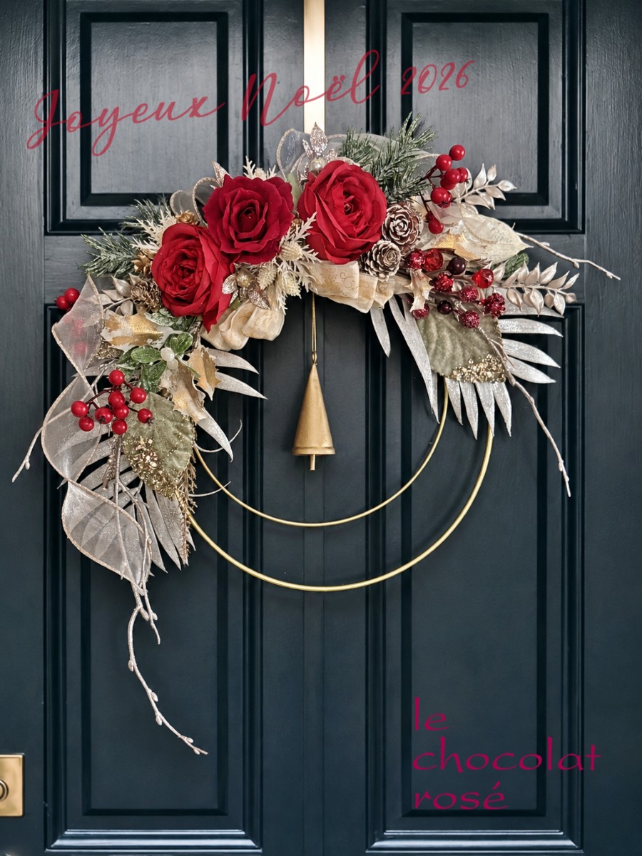Noël2026☆Bourgogne Rouge 真紅の薔薇をメインに、ゴールドを纏った白のヒイラギやシルバーホワイトのファーン、
雪化粧のミスルトゥや、パールホワイトのルスカスなど
こだわって集めたクリスマスを彩る花やリーフたちで
リュクスなリース le chocolat rosé