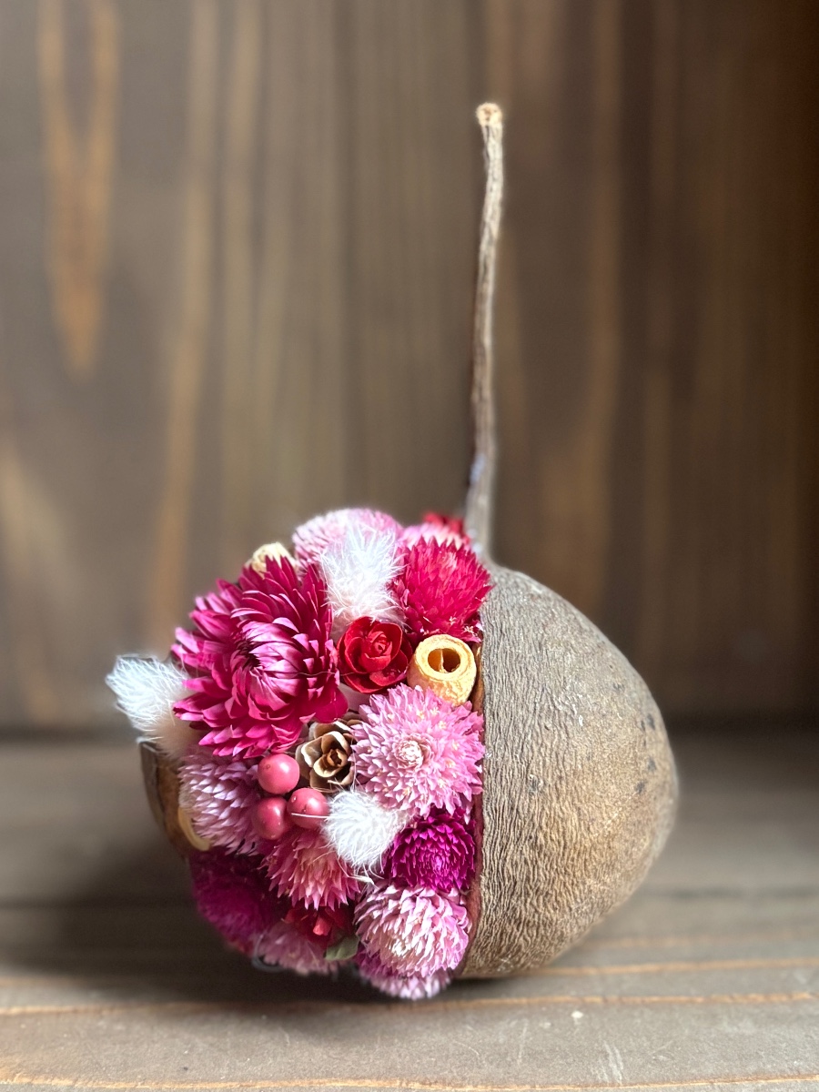 ピンクピンクのブッダナッツ 手のひらにのるサイズの
ブッダナッツに
ピンクの花達をちりばめて
可愛いアレンジにしました。
自然の素材の色は、少しずつピンクも
違っていて、それも楽しみながら
作りました。
 BOTANICAL LIFE maruneko｜植物雑貨まるねこ