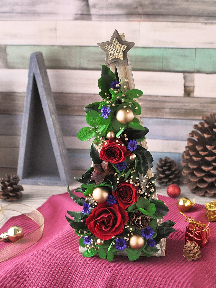 プリザのクリスマスアレンジ バトン三角・茶色をクリスマスツリーに見立ててアレンジしました。 花ごよみ　山高紀子