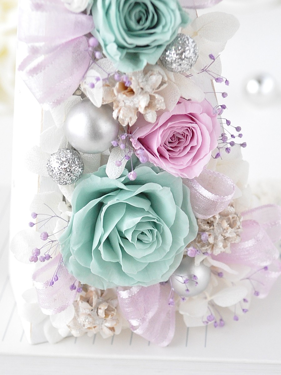 プリザの優しいクリスマスアレンジ バトン三角・白に優しくて清らかなクリスマスアレンジを作りました。 花ごよみ　山高紀子