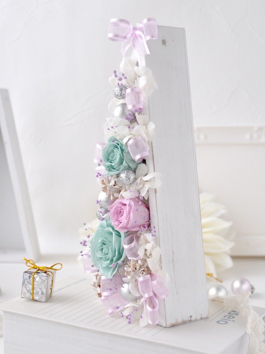 プリザの優しいクリスマスアレンジ バトン三角・白に優しくて清らかなクリスマスアレンジを作りました。 花ごよみ　山高紀子