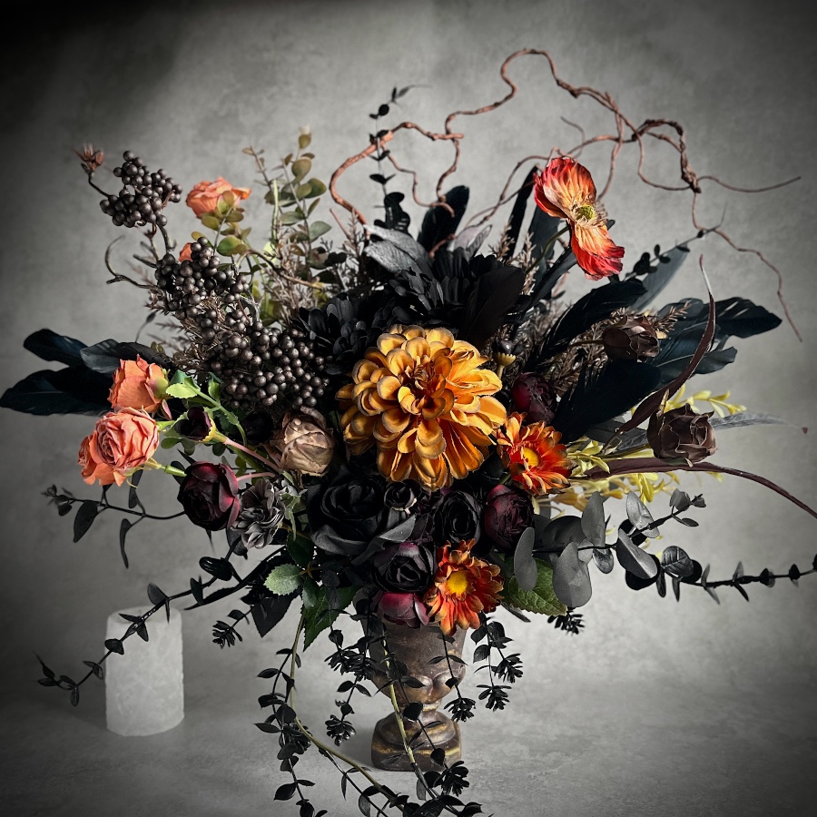 ダークでシックな大人ハロウィン ダークでシックな大人ハロウィンの世界観。

※花材は一部、オリジナルでアンティーク加工していますので、花材画像とイメージが異なる場合があります。

黒を基調に、くすみカラーでまとめたハロウィンです。
 & Premium flowers
