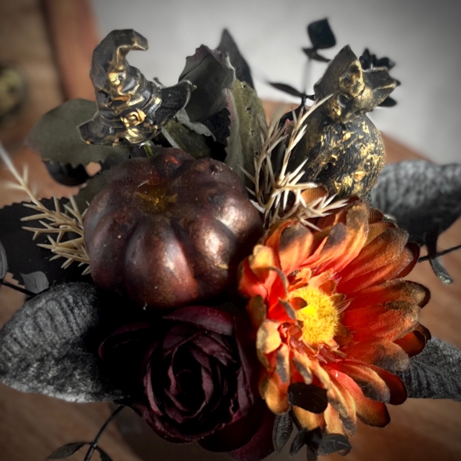 ダークでシックな大人ハロウィン ダークでシックな大人ハロウィンミニアレンジ

猫の使い魔とかぼちゃのアレンジです。

※一部花材を染色して使用
 & Premium flowers