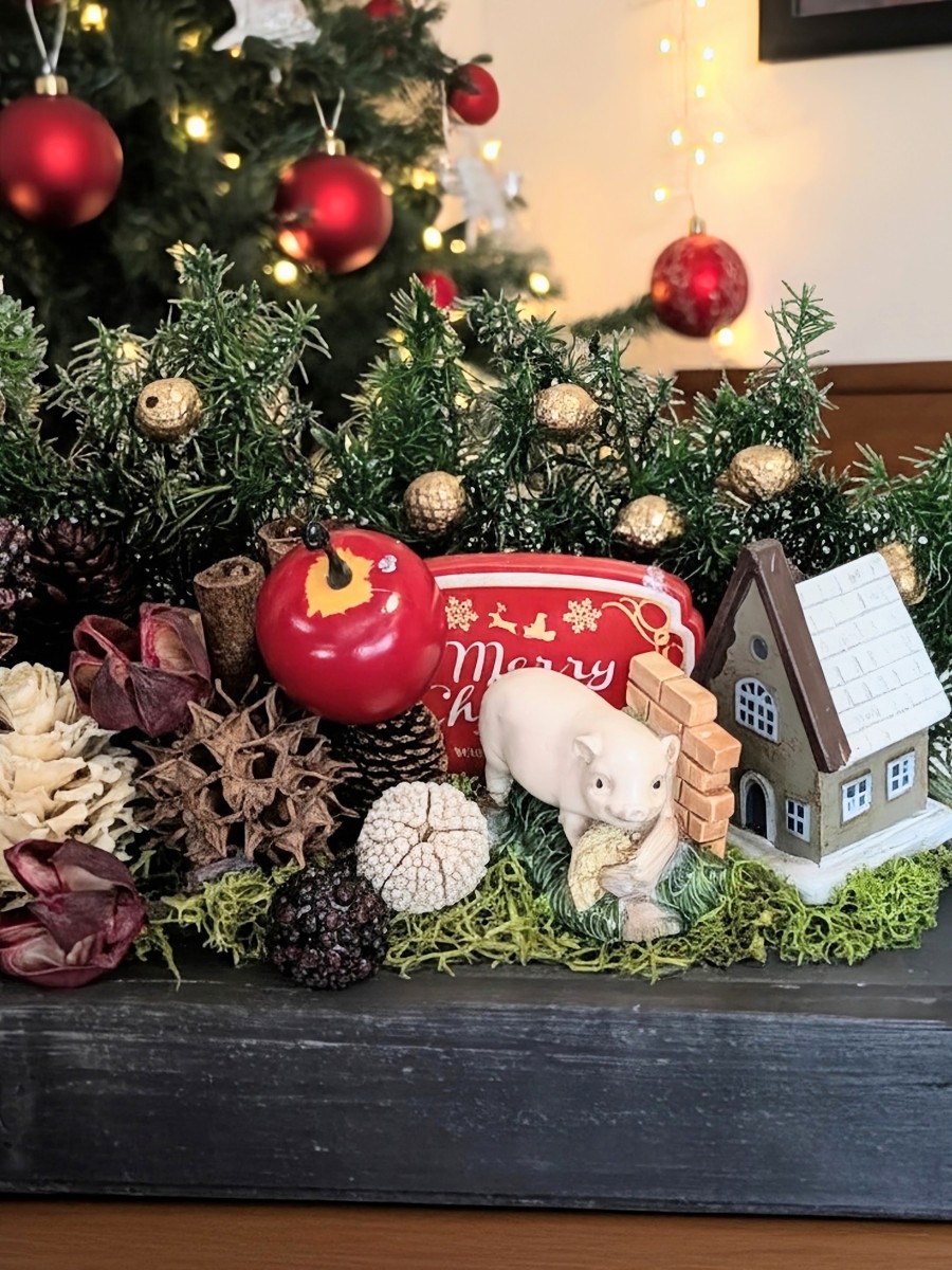 森と木の実のクリスマスオブジェ 色々な木の実を沢山使った森のクリスマスオブジェです。沢山の木の実に驚くブタさんです。
 flower gift Y,s