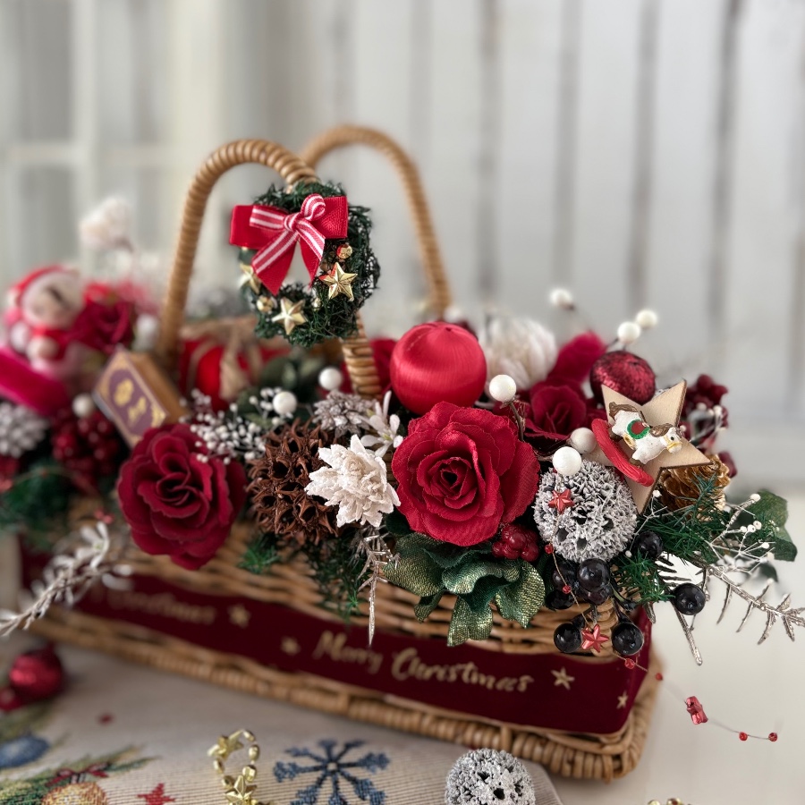 クリスマスのバスケットアレンジ 見ているだけで楽しい気分になるように制作しました。
アーティフィシャルフラワー、プリザーブドフラワー、ドライの実ものなど様々使用しています。
ヒムロスギのミニリースを作りバスケットの持ち手に付けました flo-m