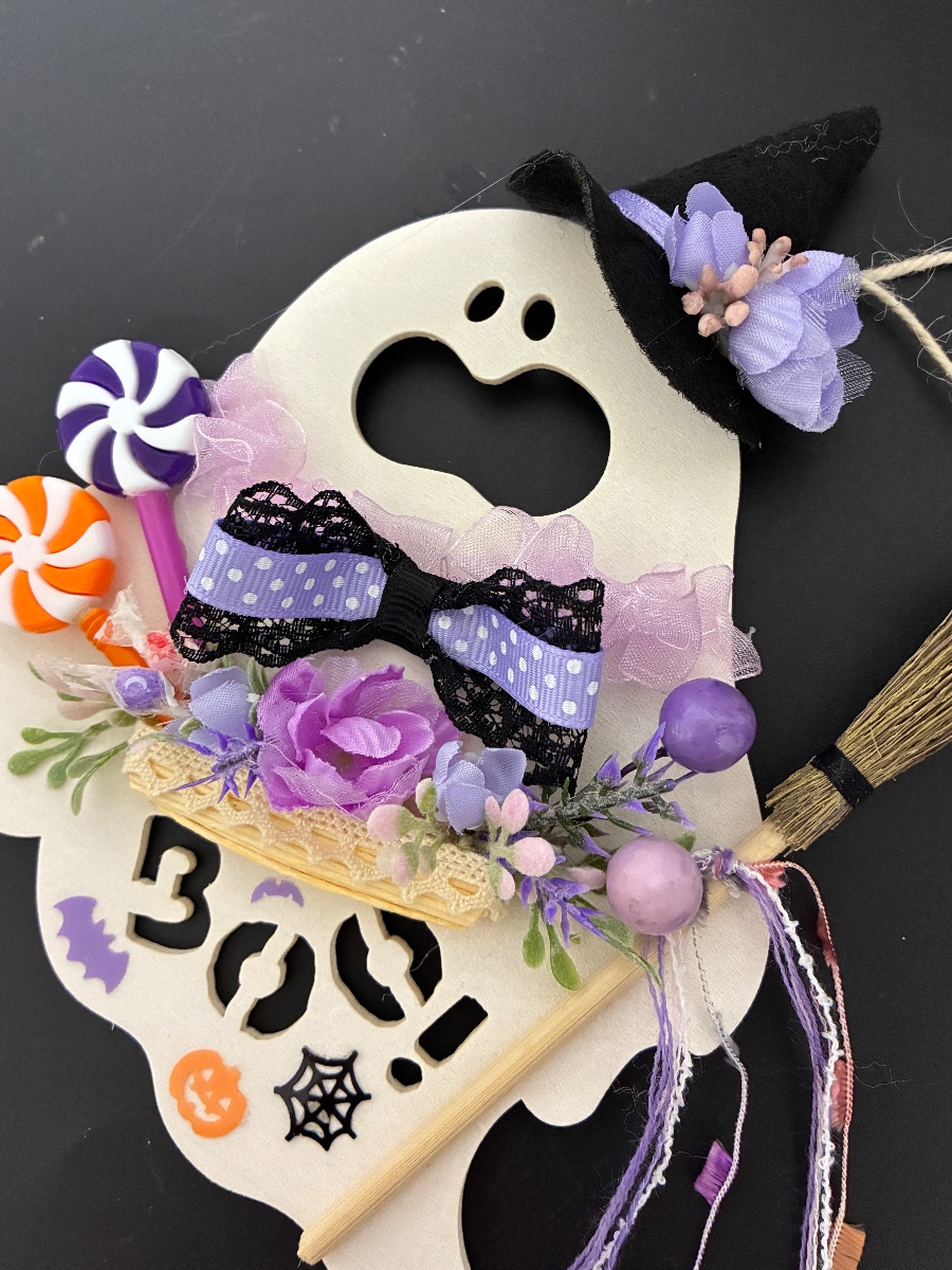ゴーストプレートのかわいいハロウィン飾り かわいいゴーストプレートに魔女ハットやリボン、パープル系の花材を飾ったかわいいハロウィン飾りです。
ガーランドに吊り下げたり、オブジェとして立て掛けてもかわいいです♪ tera