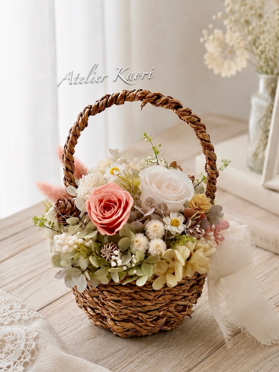 やさしい彩りの秋のフラワーバスケット やわらかなピンクとホワイトのバラに、淡い紫陽花や小花を合わせたフラワーバスケット。
ナチュラルなかごにふんわりとお花を詰め込み、暮らしにそっと馴染む優しい雰囲気に仕上げました。
秋から冬へ、季節を問わ Atelier kaori