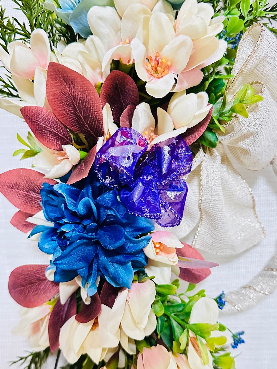 華やか秋のリースアレンジ〜ハロウィン、クリスマスまで〜 秋色のお花を華やかに束ね、長く残った枝の部分をリースにまとめています。縦飾り、横飾り、また置き飾りとしても楽しんでもらえるように制作しました。
2種のリボンピックを入れ替えるとハロウィンに、またクリス 花工房きらら