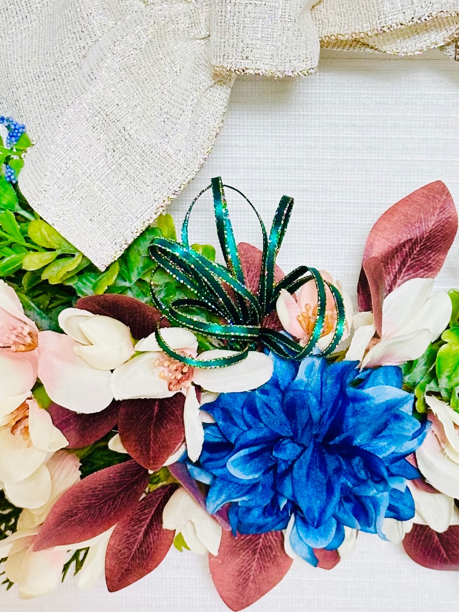 華やか秋のリースアレンジ〜ハロウィン、クリスマスまで〜 秋色のお花を華やかに束ね、長く残った枝の部分をリースにまとめています。縦飾り、横飾り、また置き飾りとしても楽しんでもらえるように制作しました。
2種のリボンピックを入れ替えるとハロウィンに、またクリス 花工房きらら