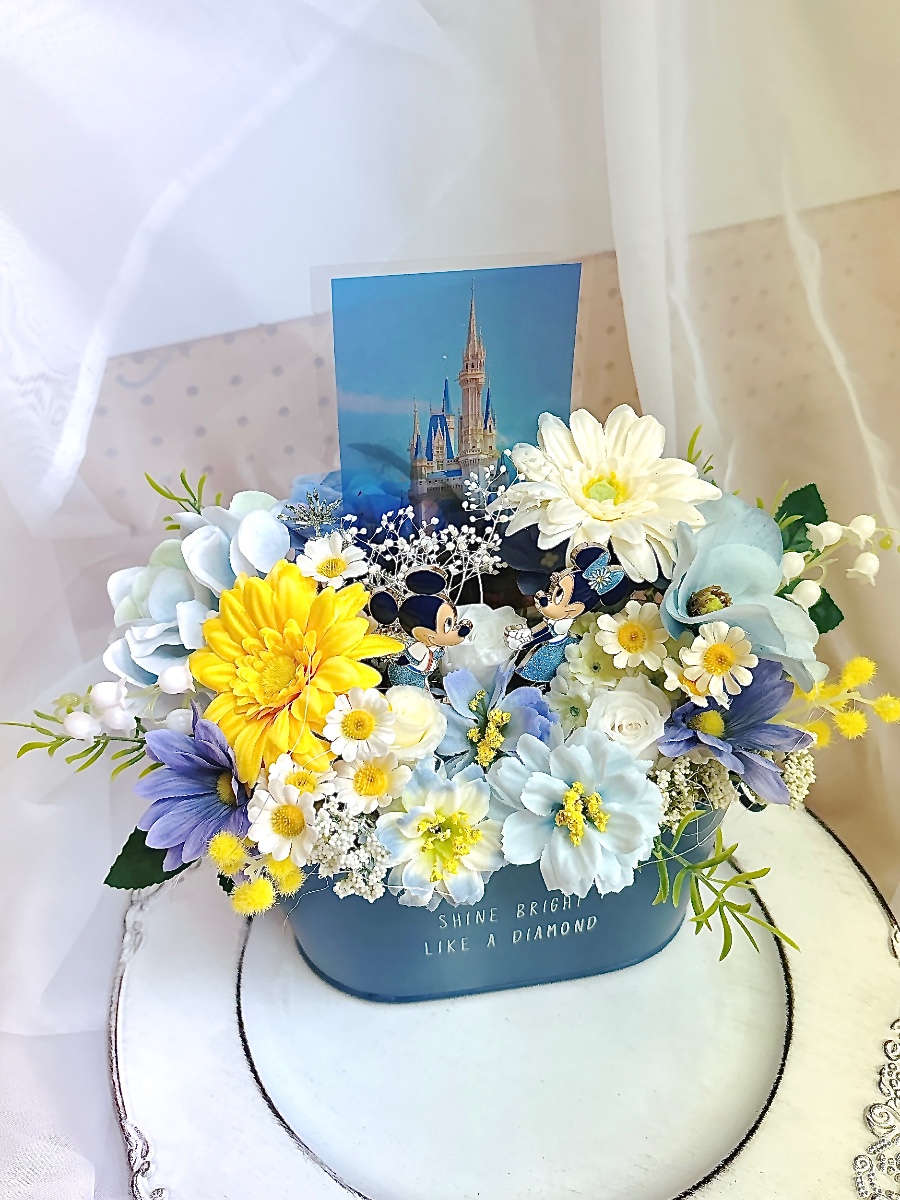 Happily Blue Ever After 生徒さま作品

ご結婚祝いにお作りいただきました

ピンバッジとお写真はお持ち込みで

ブルー、イエロー、ホワイトのお花の世界を再現

プリザーブドローズや
ブルーのラナンキュラス、マーガレットなど
 Happy Party