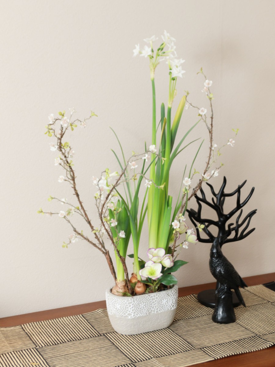 球根が芽を出すまでを楽しむアイデア 生花とアーティフィシャルフラワーのハイブリッドデザイン
水仙は生花を使用しています。
造花と球根が一緒に植わっており、球根が芽を出すまでの間、花器を装飾します。 横浜ディスプレイミュージアム