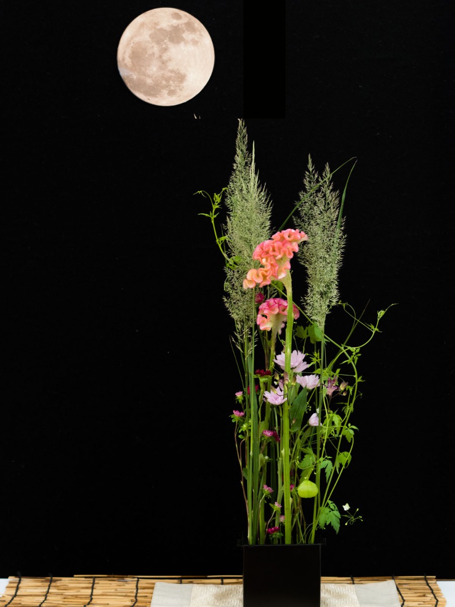 モダンなお月見アレンジ 秋のお花と穂物で秋の夜長を楽しみます。 アトリエ花梨