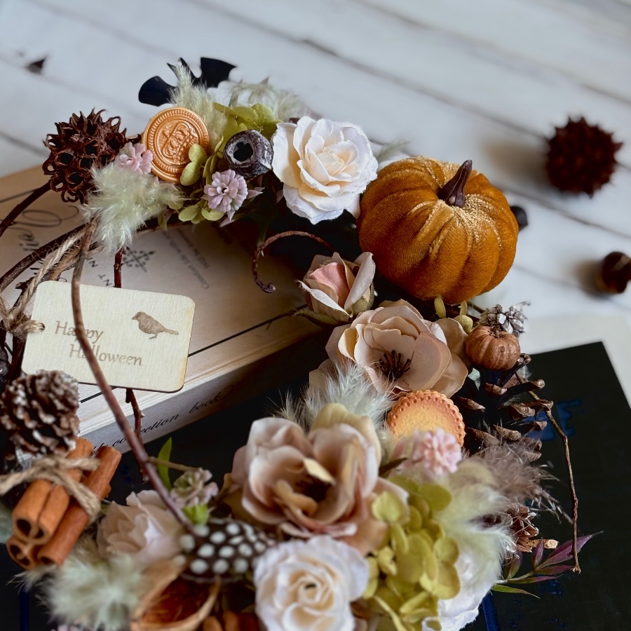 温かみのあるハロウィンリース 温かみと遊び心のあるハロウィンのリースです。
ベージュからブラウンのグラデーションでまとめ、フェザーやテールリードを使用してふわふわ感をつけました。
タグにはスタンプをおし、さりげなくコウモリやクッキ flo-m