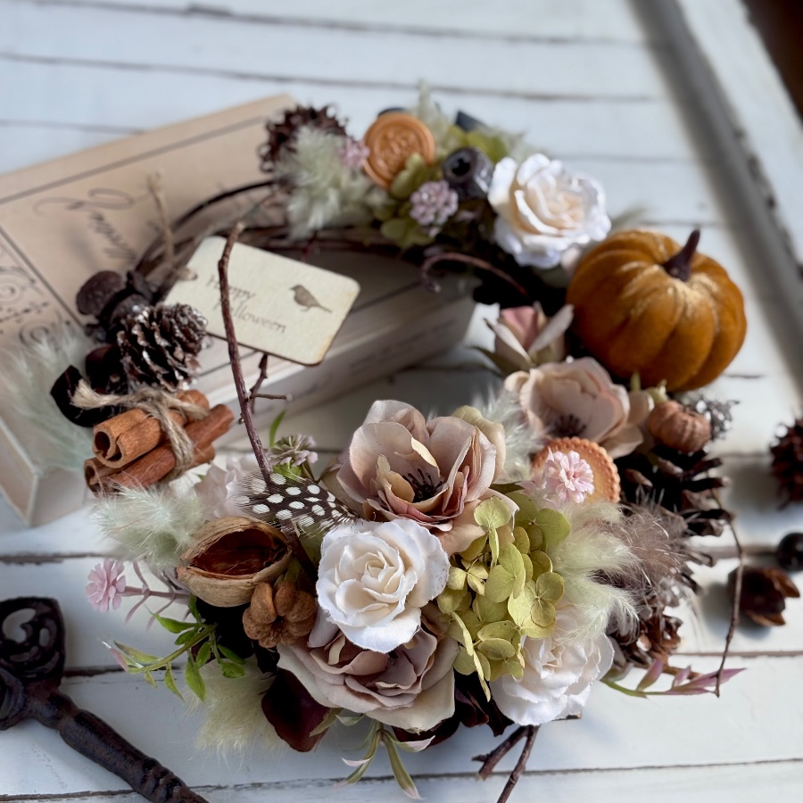 温かみのあるハロウィンリース 温かみと遊び心のあるハロウィンのリースです。
ベージュからブラウンのグラデーションでまとめ、フェザーやテールリードを使用してふわふわ感をつけました。
タグにはスタンプをおし、さりげなくコウモリやクッキ flo-m