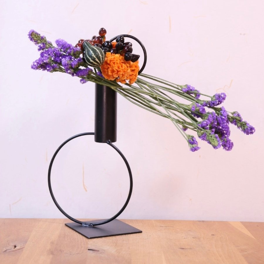 ハロウィン「かぼちゃ」をいける かぼちゃと、
ハロウィンをイメージさせる色合いの花材を合わせます。 いけばなサークル高野綵花