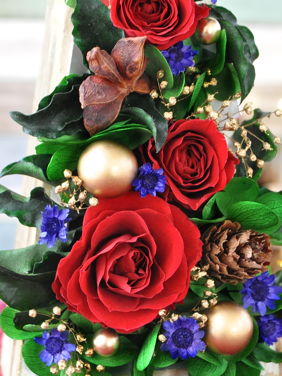 プリザのクリスマスアレンジ バトン三角・茶色をクリスマスツリーに見立ててアレンジしました。 花ごよみ　山高紀子