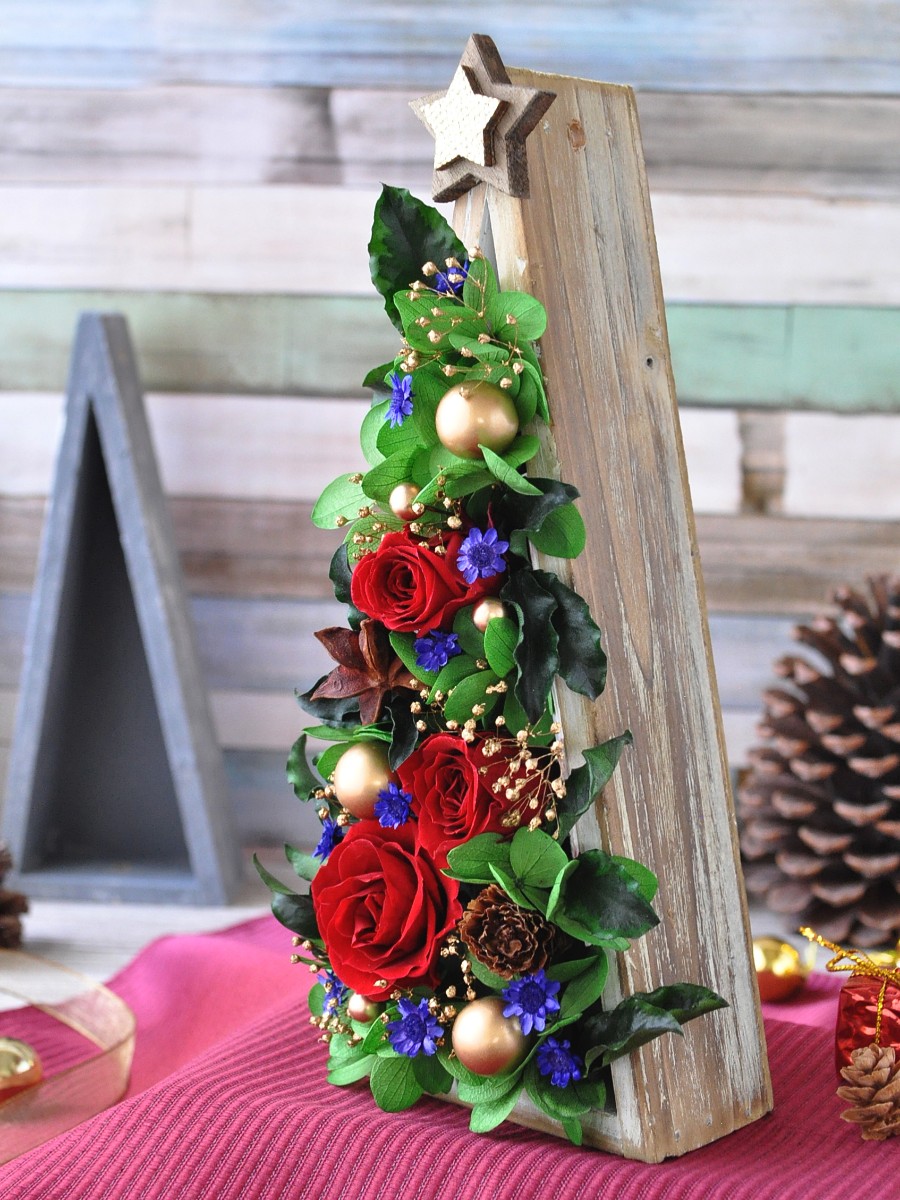 プリザのクリスマスアレンジ バトン三角・茶色をクリスマスツリーに見立ててアレンジしました。 花ごよみ　山高紀子