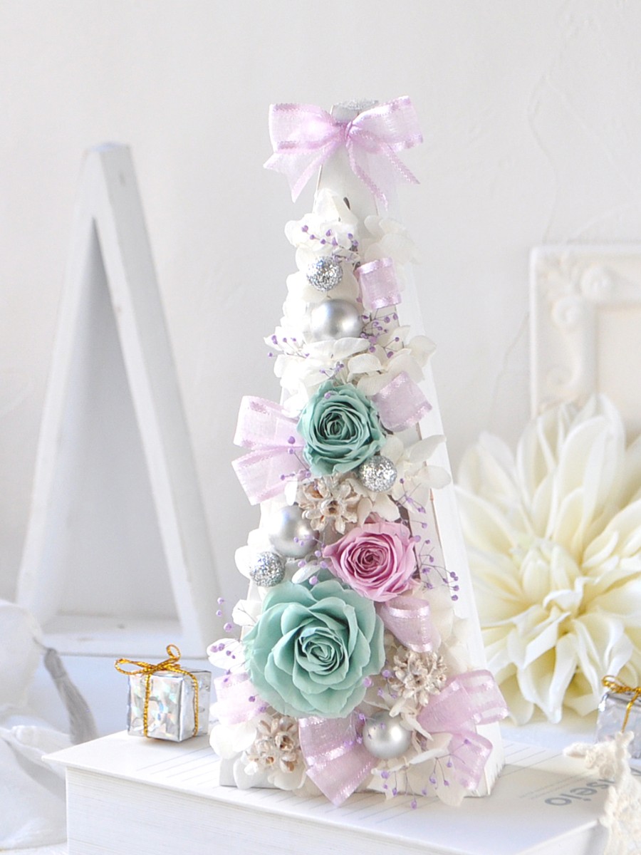 プリザの優しいクリスマスアレンジ バトン三角・白に優しくて清らかなクリスマスアレンジを作りました。 花ごよみ　山高紀子